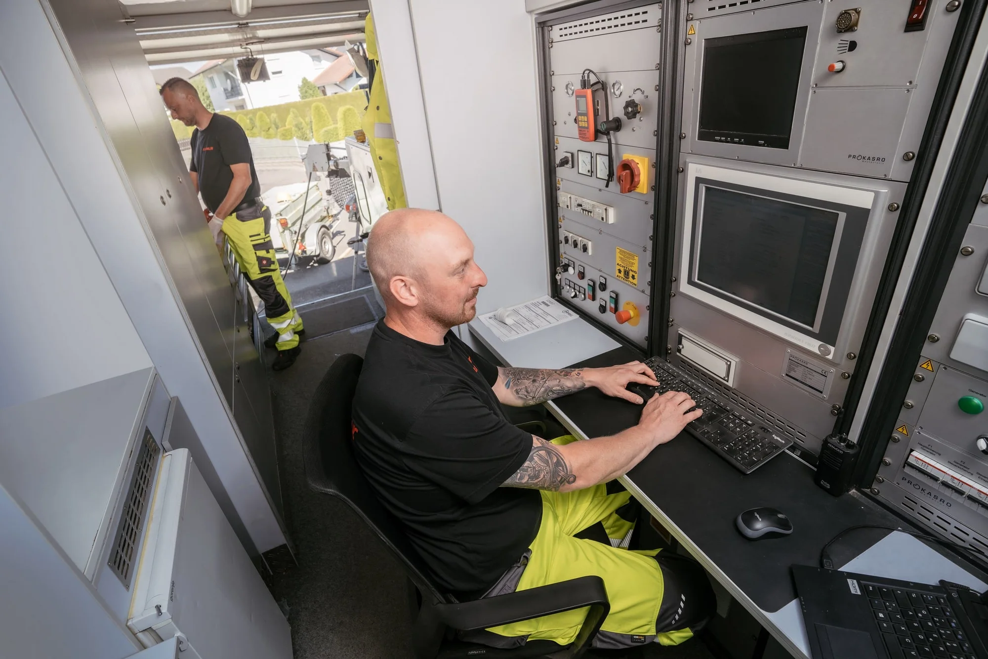 Saugbaggerarbeiten bei Leitungsfreilegung in Bad Soden